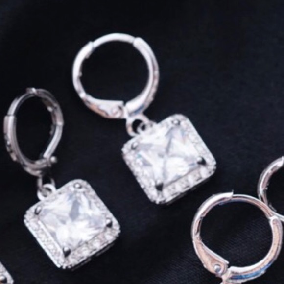 NEW💙💎GORGEOUS! CZ EARRINGS!💎💙SILVER TONE ALLOY - Picture 2 of 8